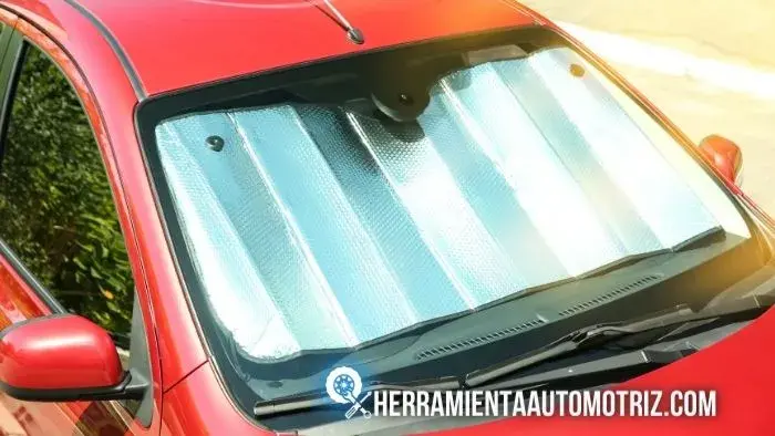 automóvil parqueado comparar sol en el vidrio delantero